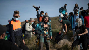 Una española sale de una cueva en la que pasó aislada 500 días