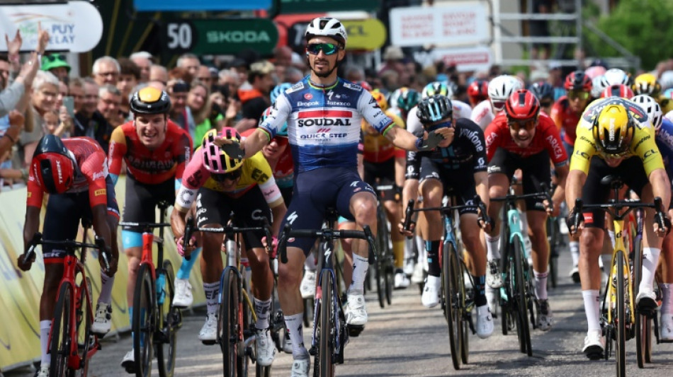 Julien Alaphilippe gana la segunda etapa del Dauphiné, Carapaz segundo