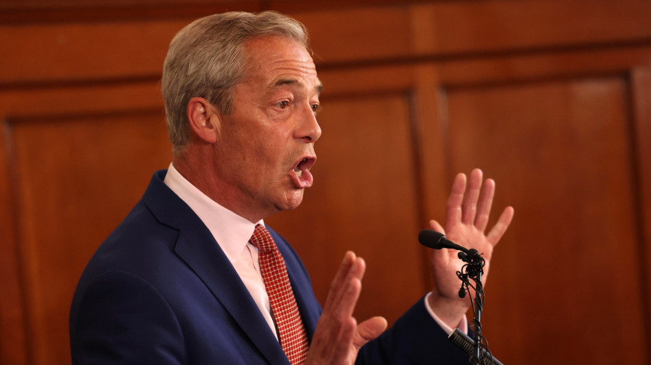 Farage lancia il 'contratto' con gli elettori e attacca Starmer