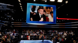 Présidentielle: les candidats croisent le fer à distance