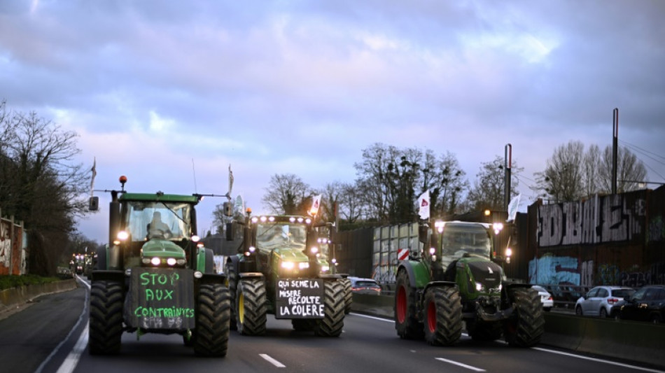 French farmers close in on key spots as police deployed in force