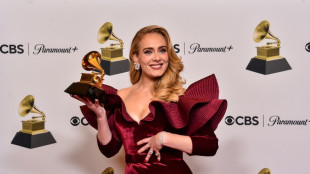 Juiz proíbe reprodução mundial de música de Adele por denúncia de plágio no Brasil