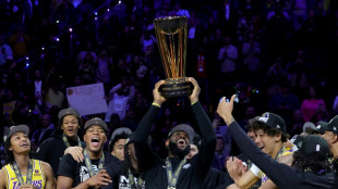 Coupe NBA: le "King" LeBron James soulève un trophée tout neuf à Las Vegas