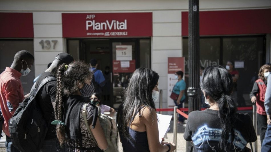 Diputados de Chile votan proyectos enfrentados de retiro de fondos de pensiones 