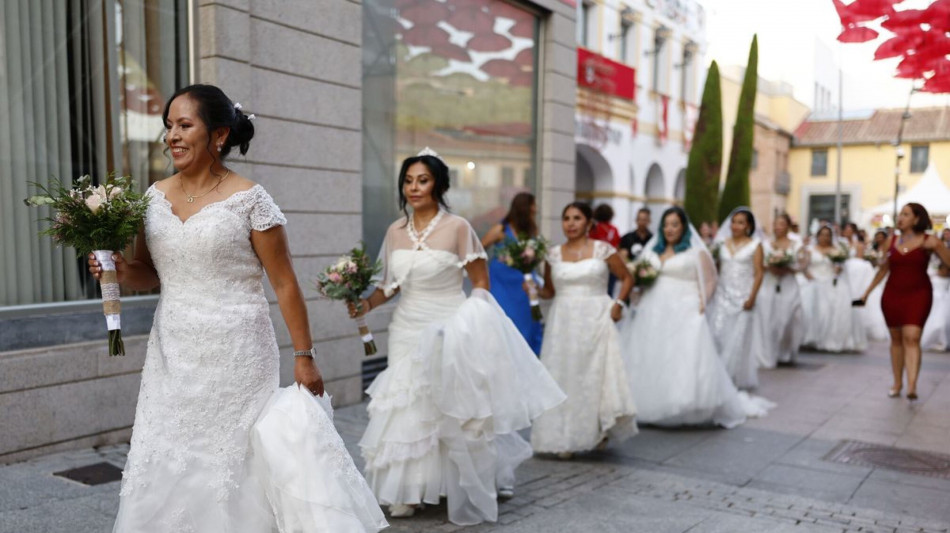 Contro crisi matrimoni in chiesa parroco offre nozze a 18 coppie