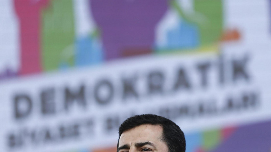 Turchia: 42 anni di carcere per il leader curdo Demirtas