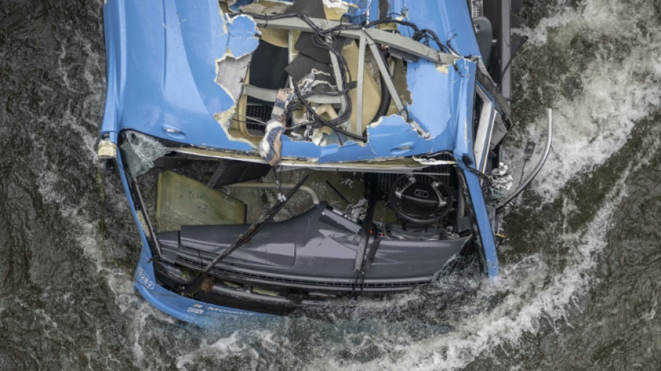 Al menos cinco muertos por la caída de un autobús en un río en España