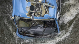 Mindestens fünf Tote bei Sturz eines Busses in Fluss in Spanien