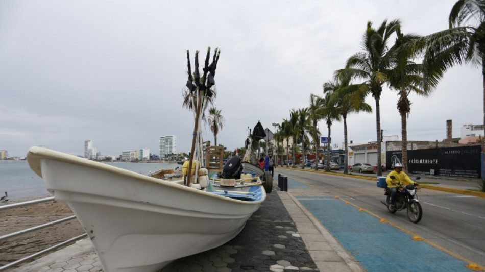 Hurricane Orlene lashes Mexico's Pacific coast