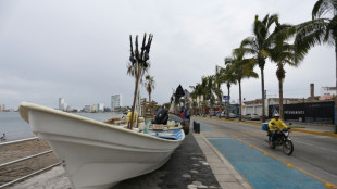 Hurricane Orlene lashes Mexico's Pacific coast