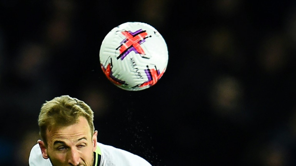 Kane está "totalmente comprometido" con el Tottenham, dice su entrenador