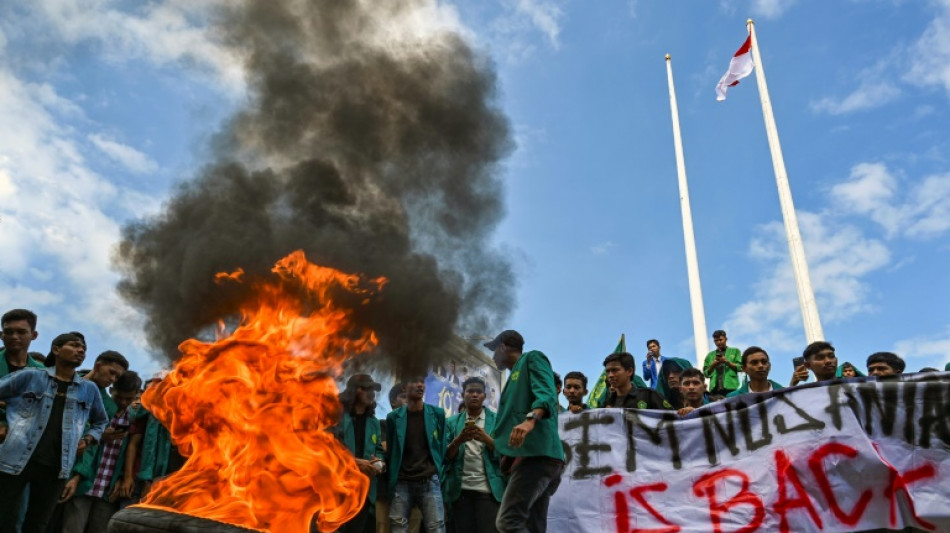 Indonesian students force Rohingya refugees from temporary shelter