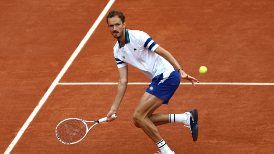 Medvedev vai à 3ª rodada de Roland Garros após abandono de Kecmanovic