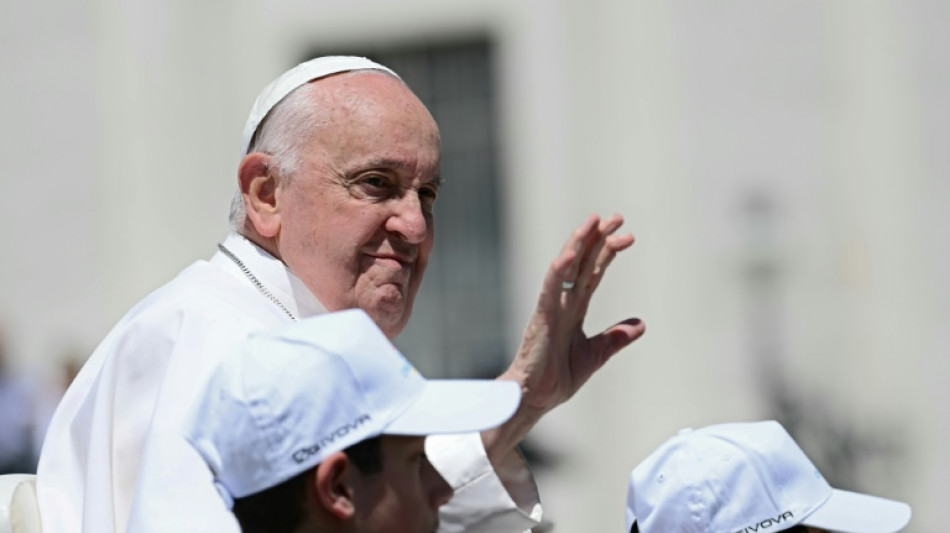 Pope Francis apologises over gay slur 