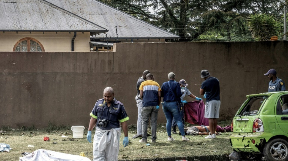 Sube a 18 muertos balance de explosión de un camión cisterna en Sudáfrica