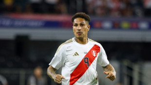 Aos 40 anos, Paolo Guerrero assina com o Alianza Lima