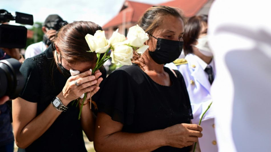 Rosas blancas en el duelo por la matanza en una guardería tailandesa