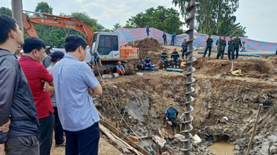 El niño atrapado en un agujero en Vietnam fue declarado muerto