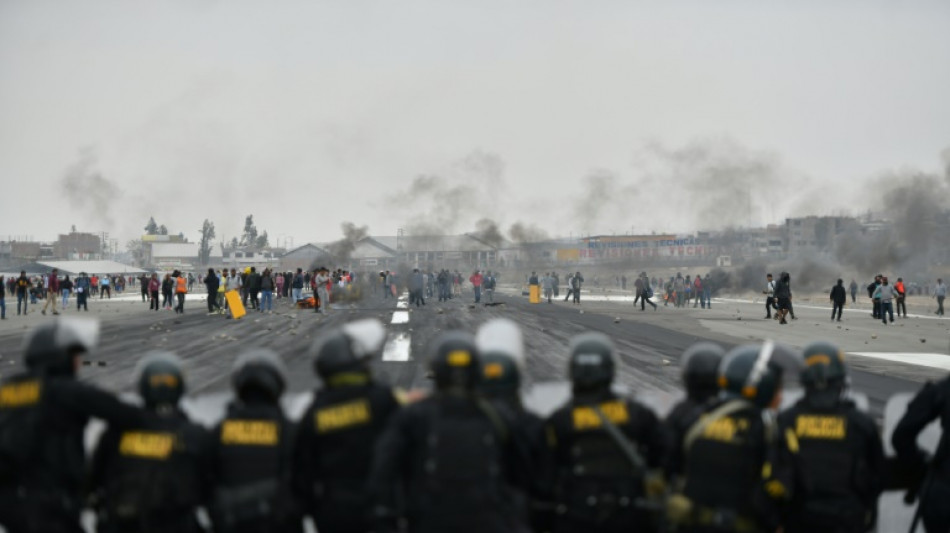 Manifestantes bloquean aeropuertos y rutas en Perú pese a anuncio de elecciones anticipadas