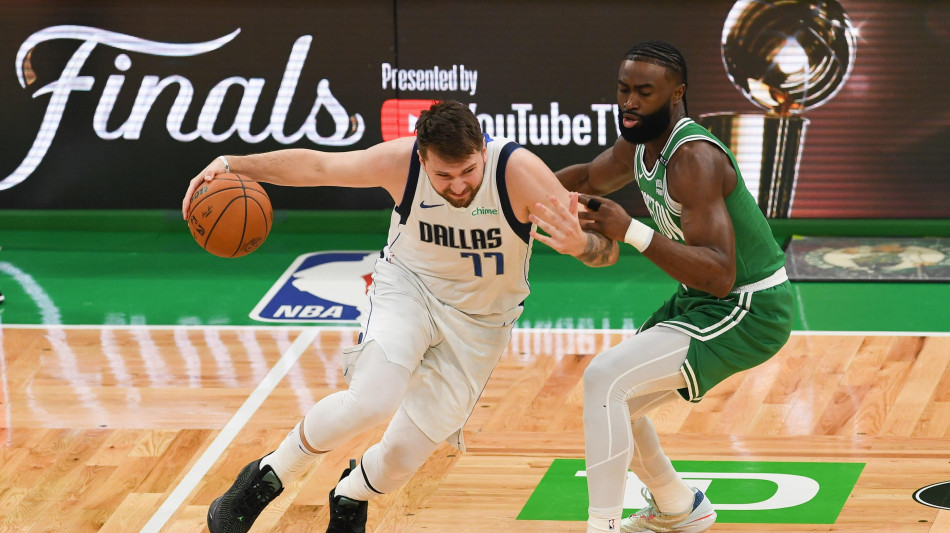 NBA: Doncic infortunato al polpaccio, fuori almeno un mese