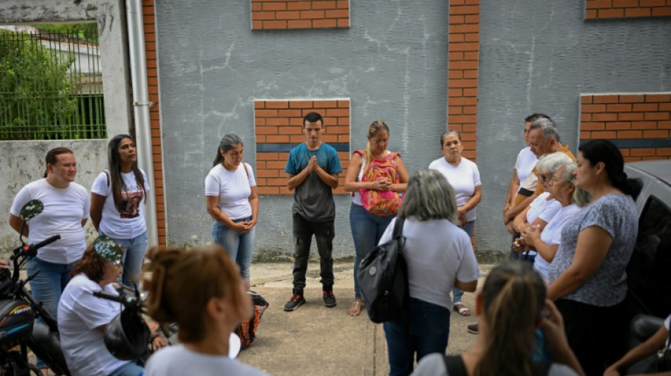 Familiares de manifestantes detenidos en Venezuela exigen su libertad frente a una prisión