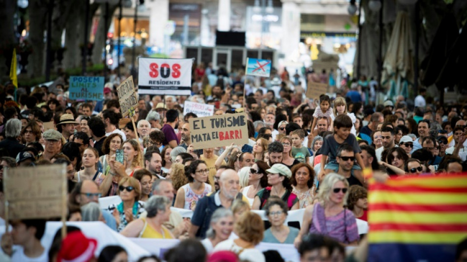 Unas 20.000 personas manifiestan en la isla española de Mallorca contra el turismo excesivo