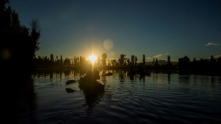 Mexicano lucha con sus propias manos contra la contaminación de los canales de Xochimilco