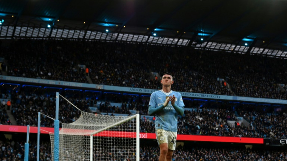 Com show de Phil Foden, City vira sobre United no Inglês