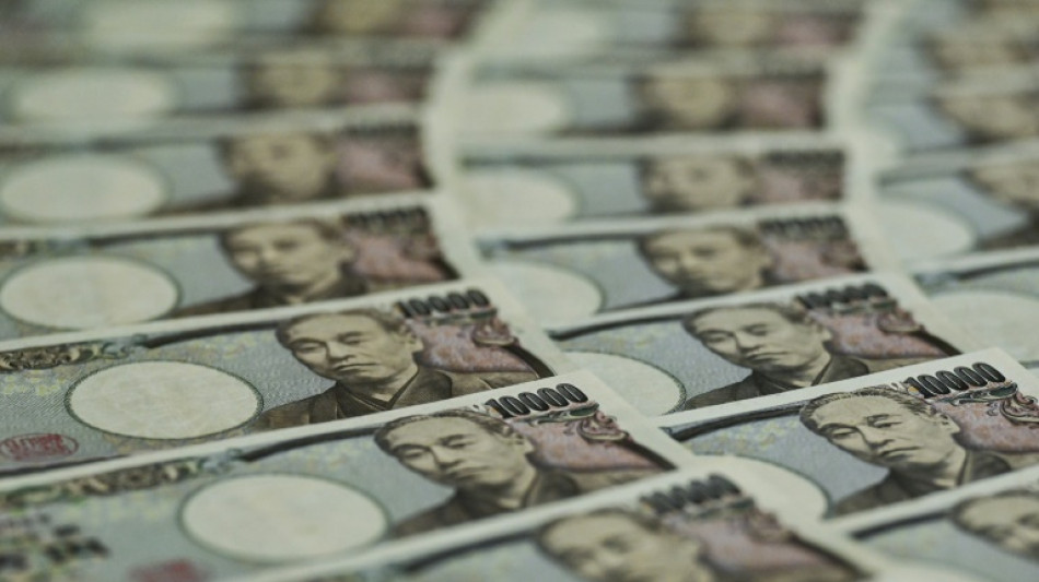 Yen hits 34-year low, equity markets mixed ahead of key US data