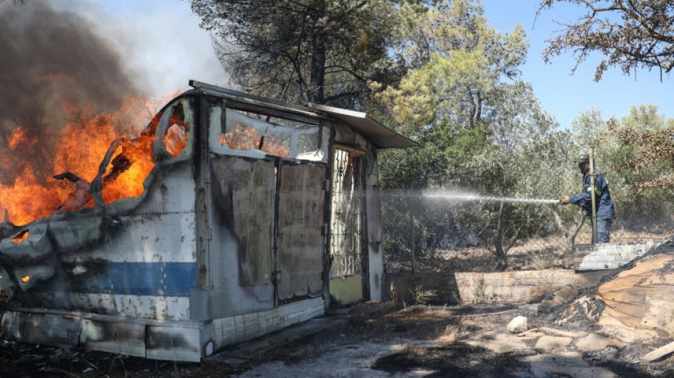 Grecia ordena más evacuaciones por los incendios forestales que se acercan a Atenas