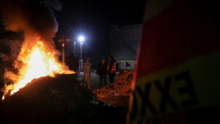 Trabajadores de refinerías en Francia mantienen su huelga pese a las amenazas del gobierno