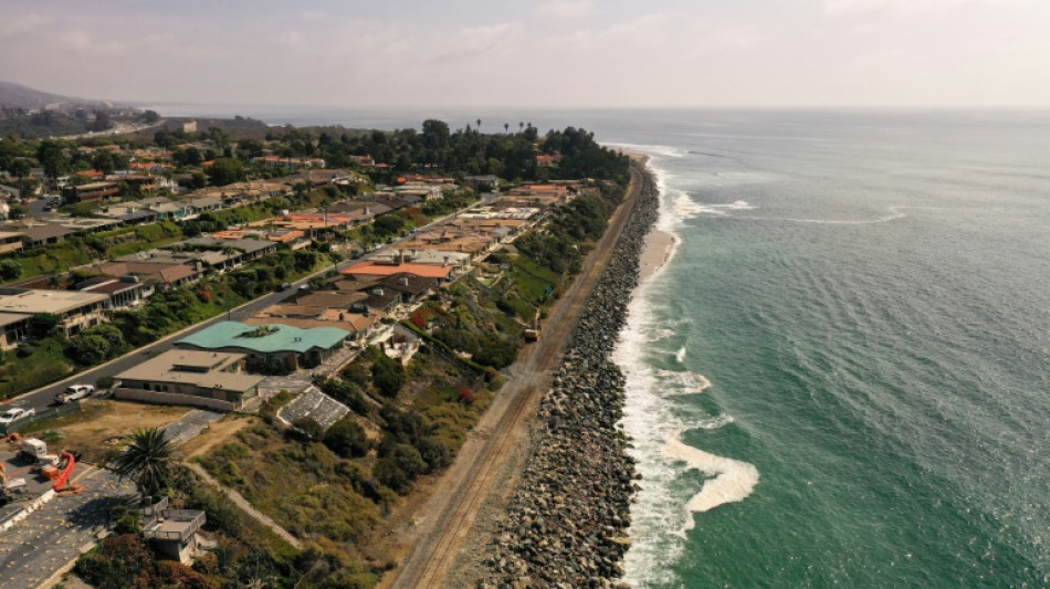 El océano engulle la costa de California