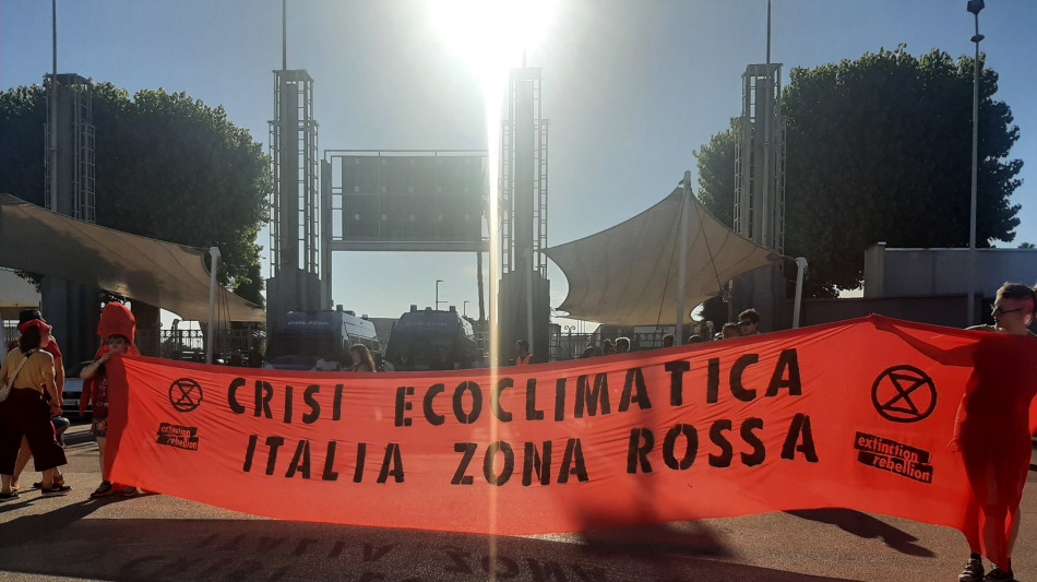 'Polizia interviene fuori sala stampa G7,attivista sviene'