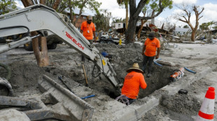 Migrantes latinoamericanos reconstruyen la zona devastada por Ian en Florida