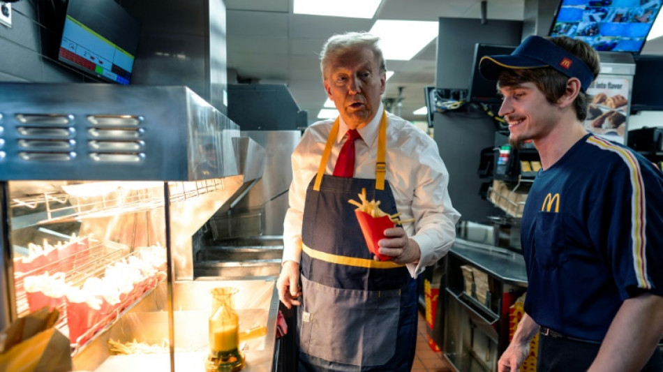 Trump se viste de empleado de McDonald's para desacreditar a Harris