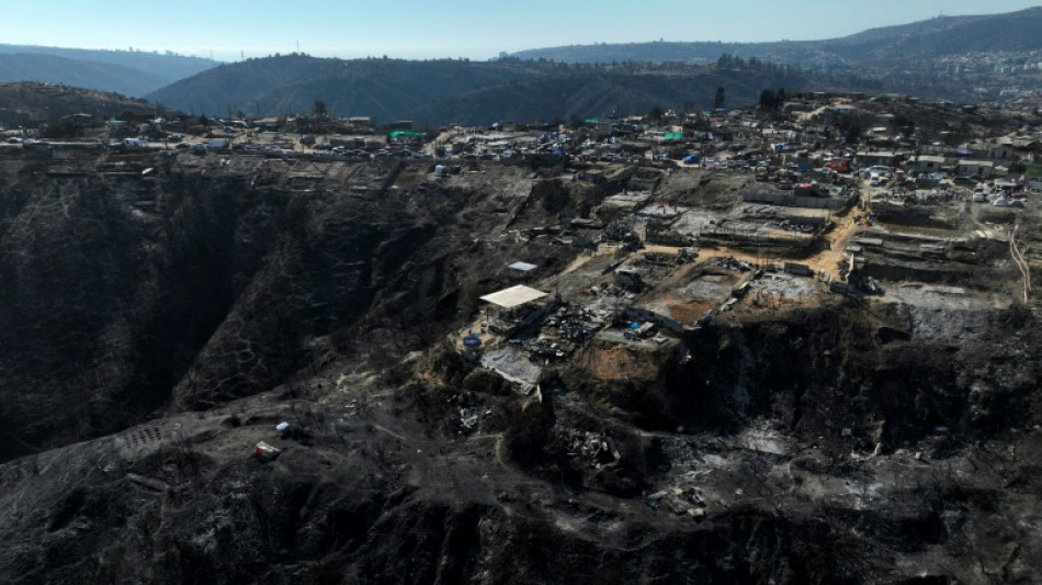 Chile extingue letales incendios en Valparaíso, pero el temor persiste