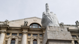 Borsa: Milano -0,1% con le banche, lo spread risale a 141