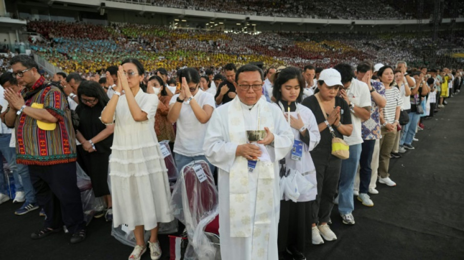 Papst ruft vor zehntausenden Gläubigen in Indonesien zu Frieden zwischen Religionen auf