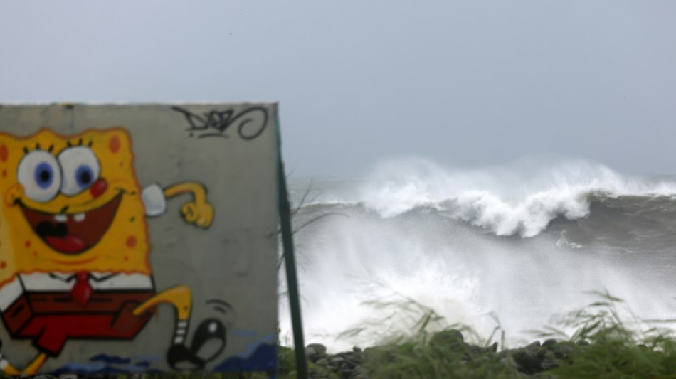 Le cyclone Batsirai s'éloigne de La Réunion, un pétrolier en difficulté au large des côtes