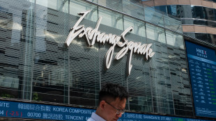 Borsa: Hong Kong negativa, apre a -0,9%