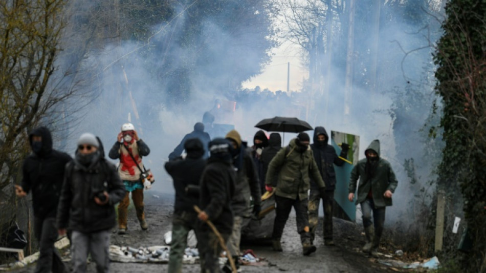 A69: usage massif de gaz lacrymogènes près d'un camp d'opposants