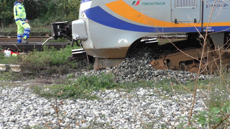 Treno esce dai binari a Milano, un ferito