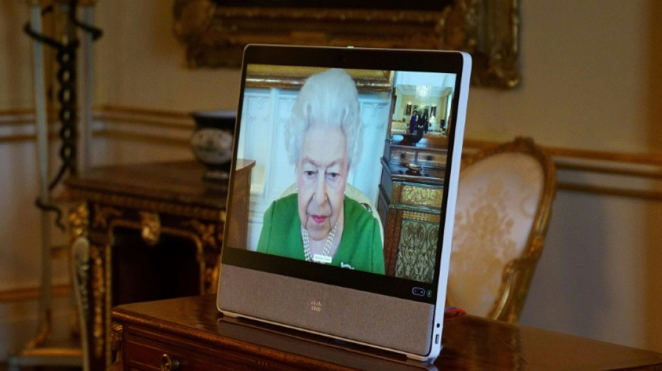 Elizabeth II reprend ses engagements officiels après avoir été atteinte du Covid