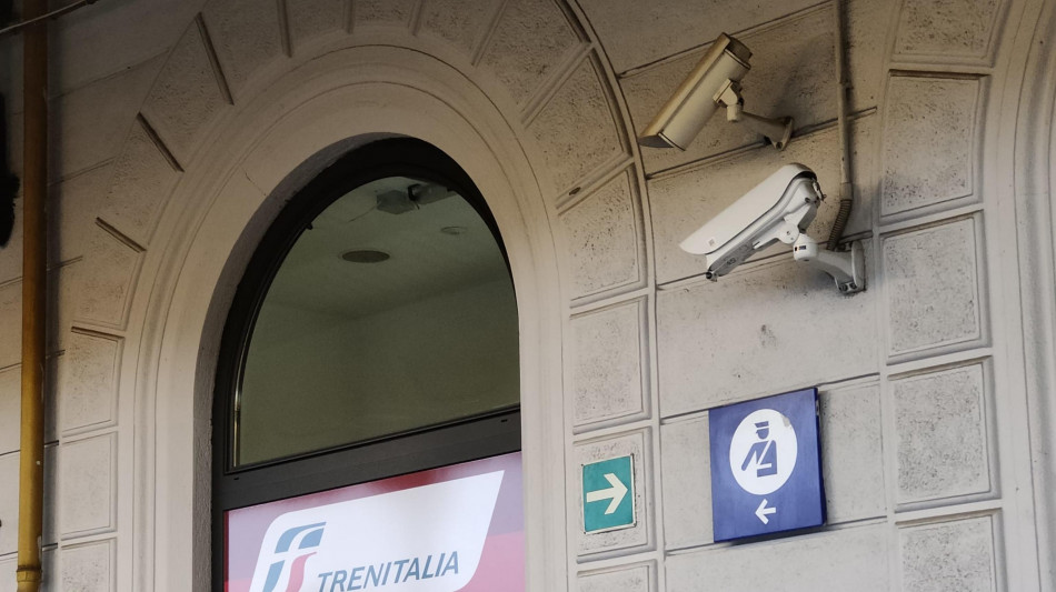 Ragazzo aggredisce capotreno e gli fa saltare due denti