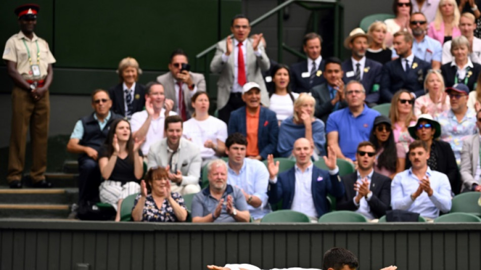 Djokovic y Jabeur sufren pero pasan a semifinales de Wimbledon