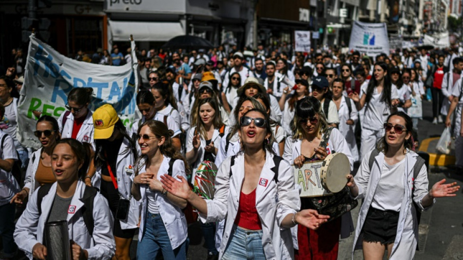 Médicos y enfermeros de Buenos Aires en huelga por mejores salarios