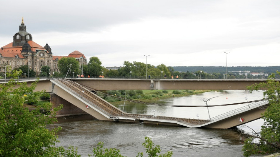 Dresdner Carolabrücke stürzt teilweise in die Elbe