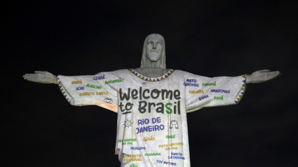 Cristo Redentor recebe Taylor Swift de braços abertos