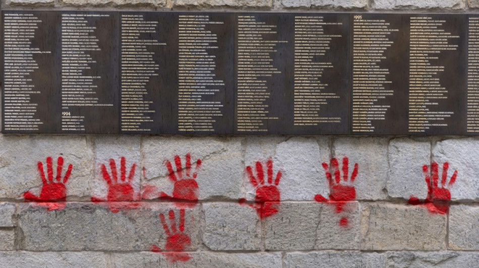 Holocaust-Mahnmal in Paris mit Rote-Hände-Graffiti beschmiert