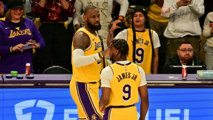 LeBron e Bronny James se tornam 1ª dupla de pai e filho a jogar no mesmo time na NBA